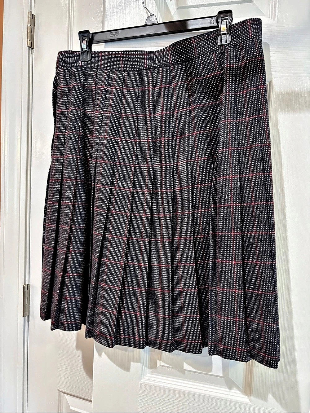 The Villager Plaid Pleated Skirt in Black & Red Size 16